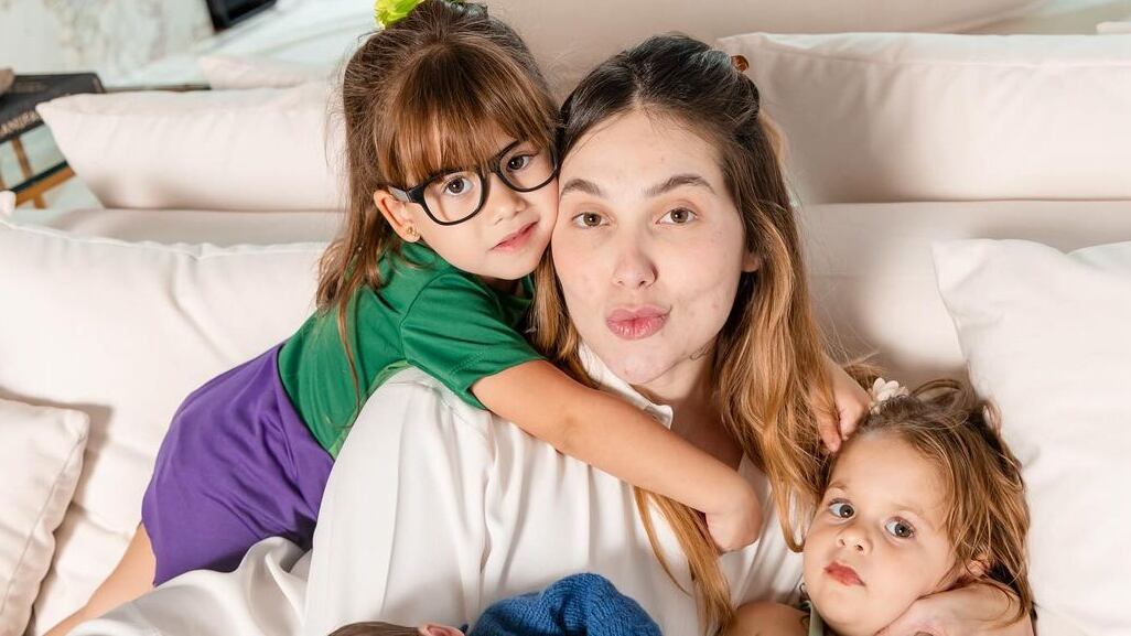 Virginia posta foto ao lado das Marias e de José Leonardo, que acaba de chegar ao mundo