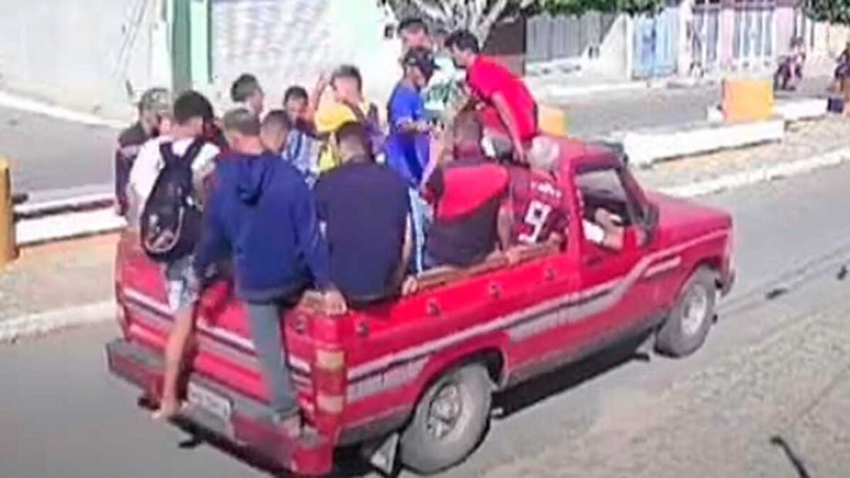 Caminhonete capotou com time de futebol na caçamba