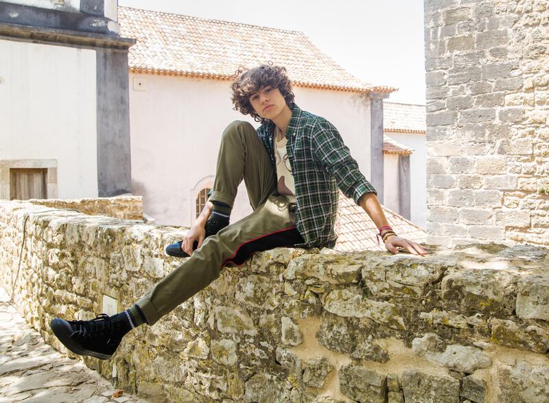 Em "Travessia", Rudá (Guilherme Cabral) vive em Portugal, com a mãe, Guida (Alessandra Negrini) e o padrasto Moretti (Rodrigo Lombardi)