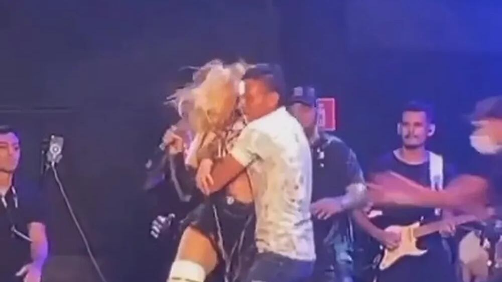 Logo ela se acalmou e retribuiu o abraço