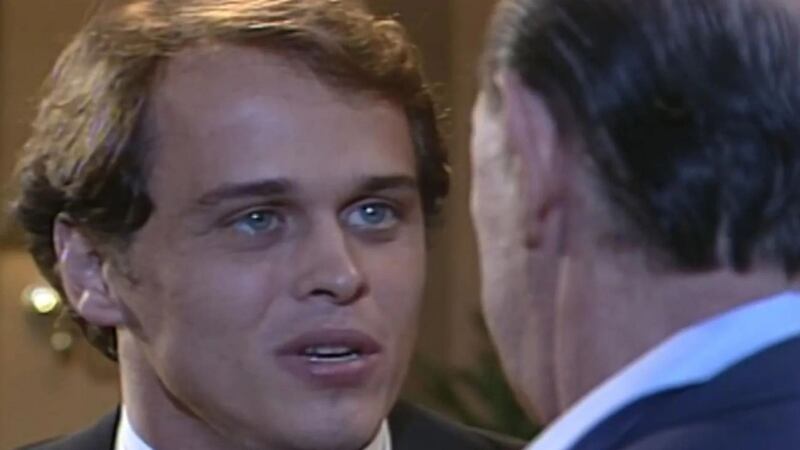 Mulheres de Areia: Marcos diz para o pai que deu todo o dinheiro que tinha para se livrar de Raquel