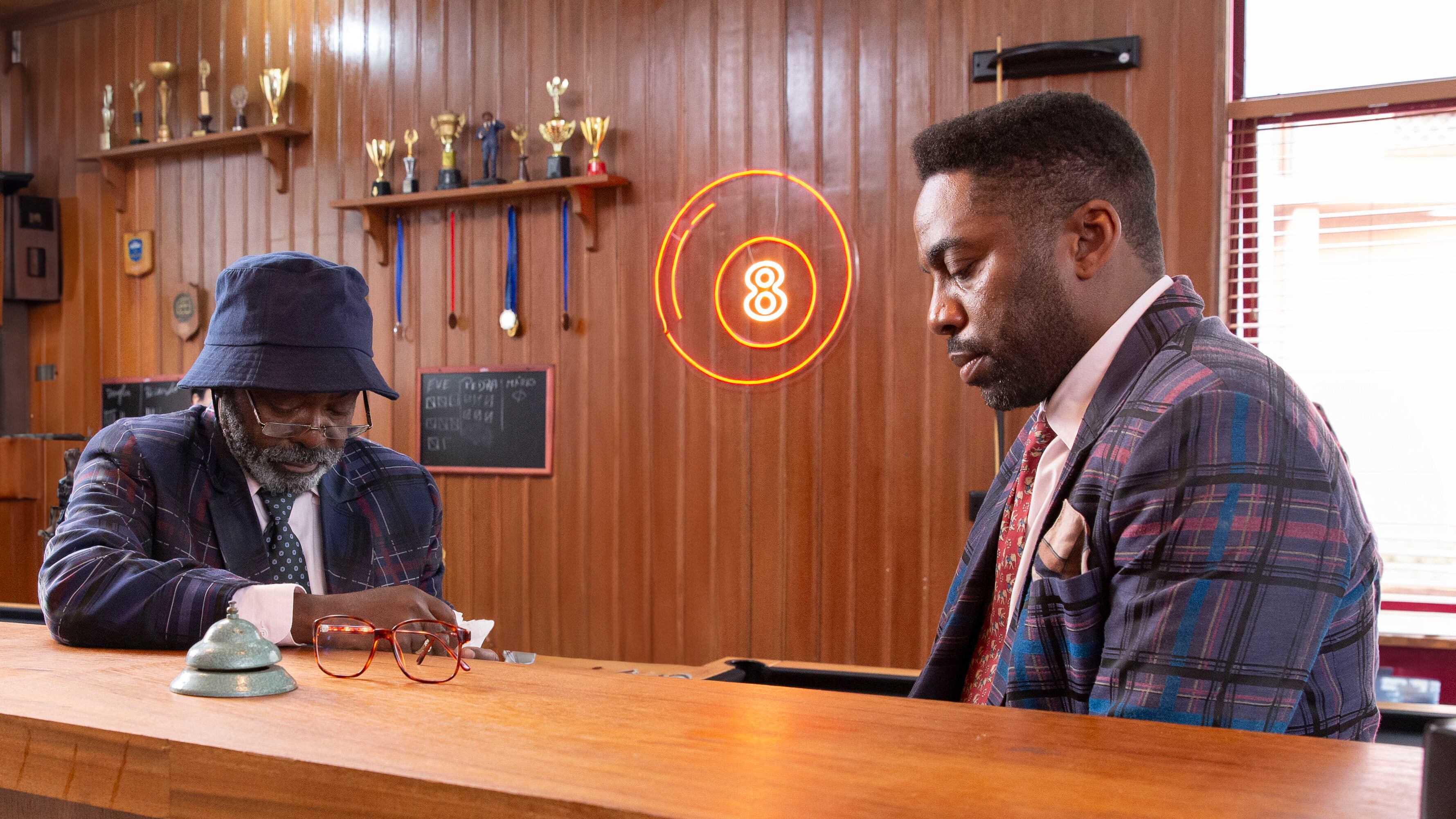 Remake de Elas por Elas: Mário Fofoca (Lázaro Ramos) descobre que é fruto fruto de outro relacionamento de seu pai, Evilásio (Cosme dos Santos)