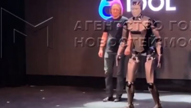 AIDOL - Robot Ruso - Captura YouTube