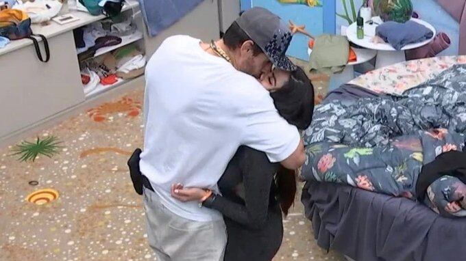 Cara de Sapato beija Dania Mendez no BBB 23