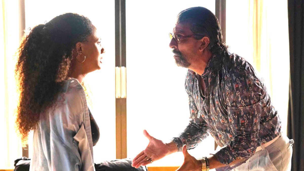 Osmar (Milhem Cortaz) entrega a verdade sobre o neto de Violeta (Isabel Teixeira) para Madalena (Jéssica Ellen) em Volta por Cima