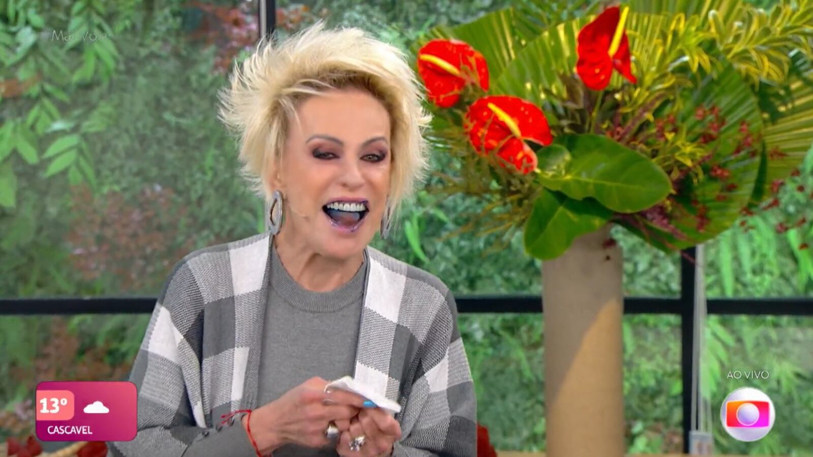 Ana Maria Braga fica com a língua azul no matinal de hoje