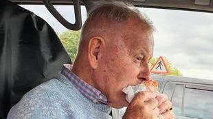 Vovô de 86 anos comendo um cheeseburger pela primeira vez