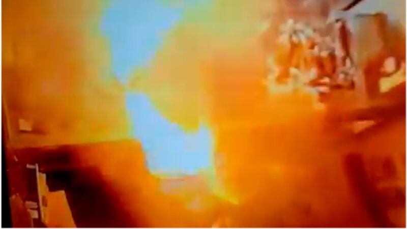 Celular pega fogo e explode