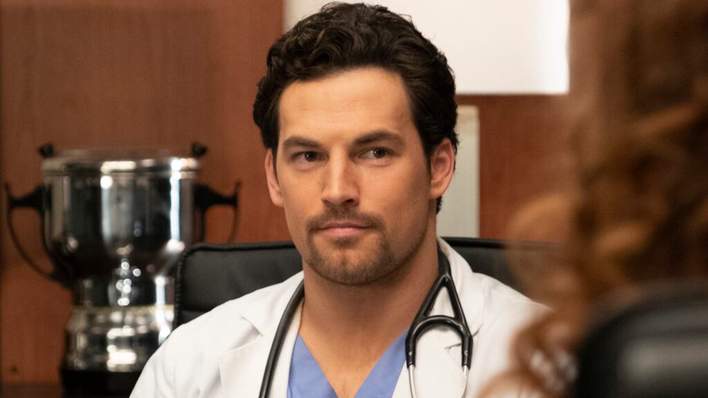 Giacomo Gianniotti abre o jogo e revela quem é o ator que mais esquecia as falas em Grey’s Anatomy