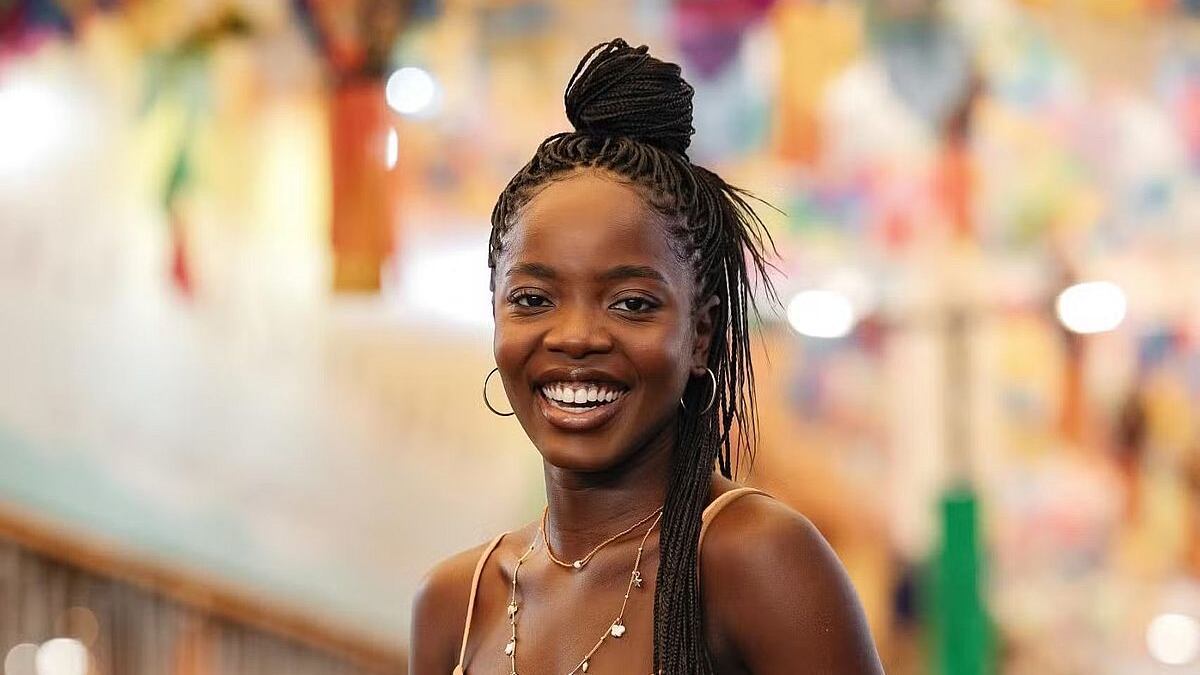 Clara Moneke caracterizada para viver Leona, a protagonista da novela das sete, Dona de Mim, escrita por Rosane Svartman