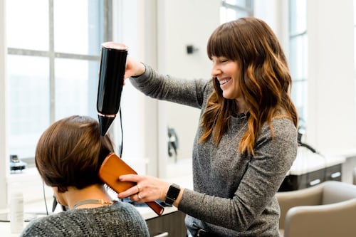Mais de 8 mil bolsas gratuitas disponíveis para quem deseja se qualificar na área da beleza