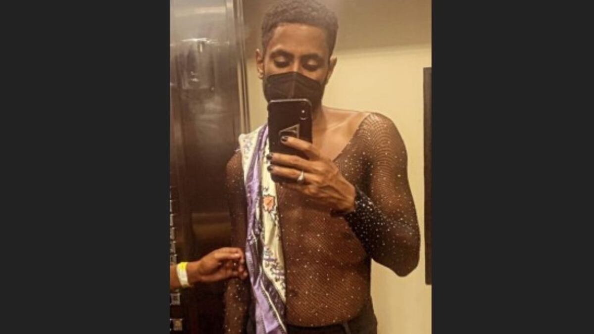Ícaro Silva em mais um de seus modelitos para o Carnaval no Rio