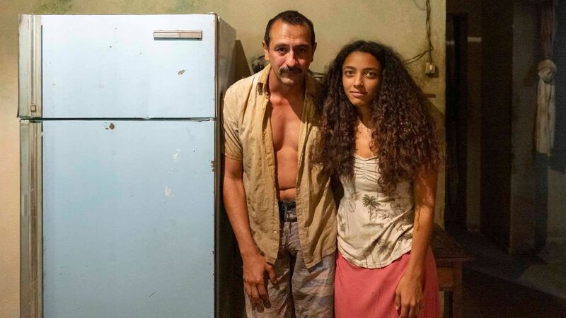 Ao chegar em Renascer, Tião Galinha confessa crime para proteger Joana