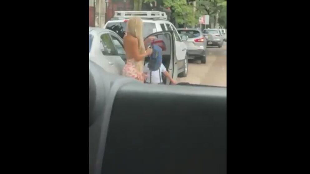 Mãe é duramente criticada pela forma como se veste para buscar filho na escola