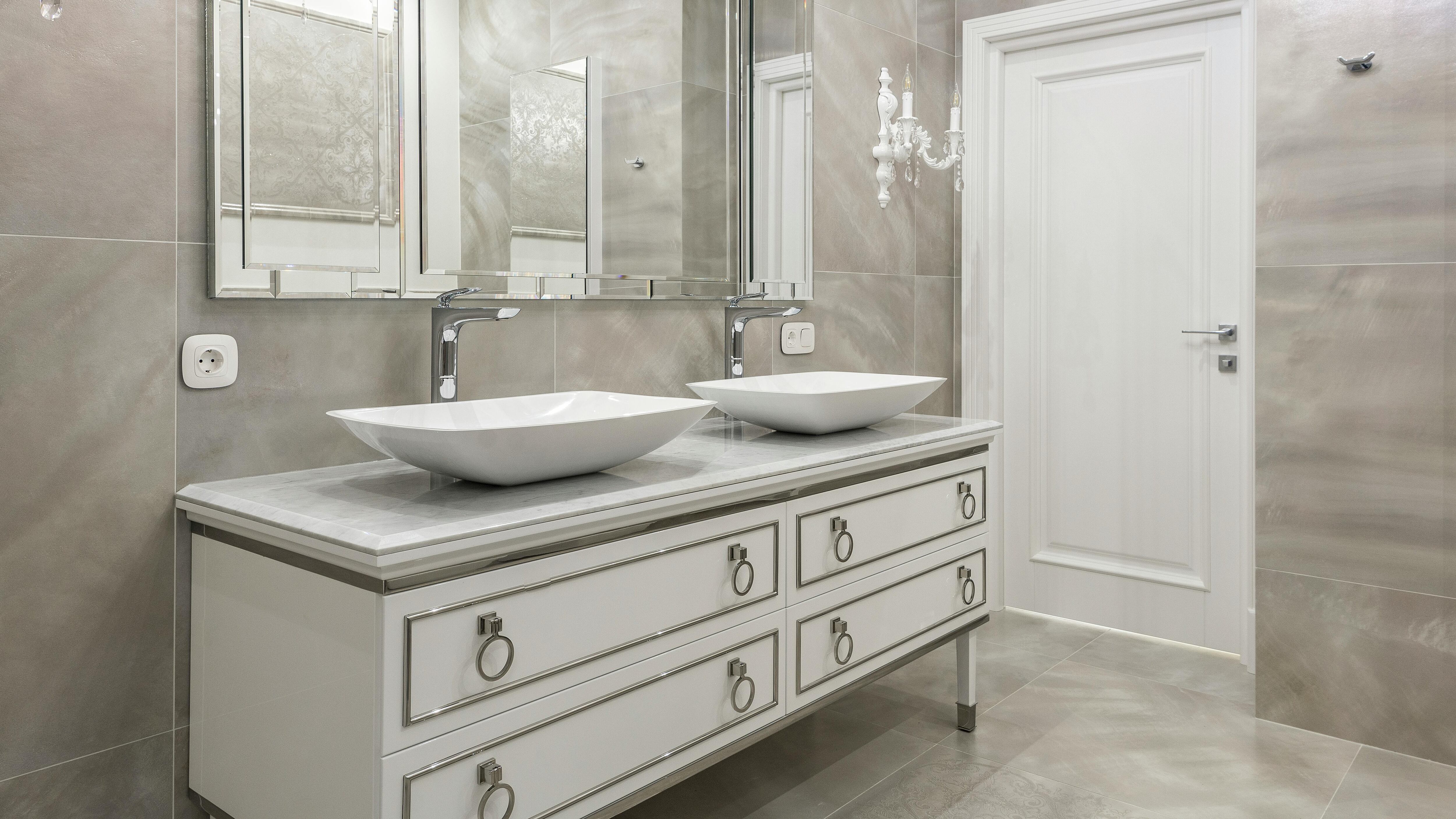 Al seleccionar muebles para tu baño, es importante considerar cómo se alinean con tu estilo de decoración preferido. Así que ¡explora estas tendencias y encuentra los muebles ideales para que este espacio de tu hogar sea único!