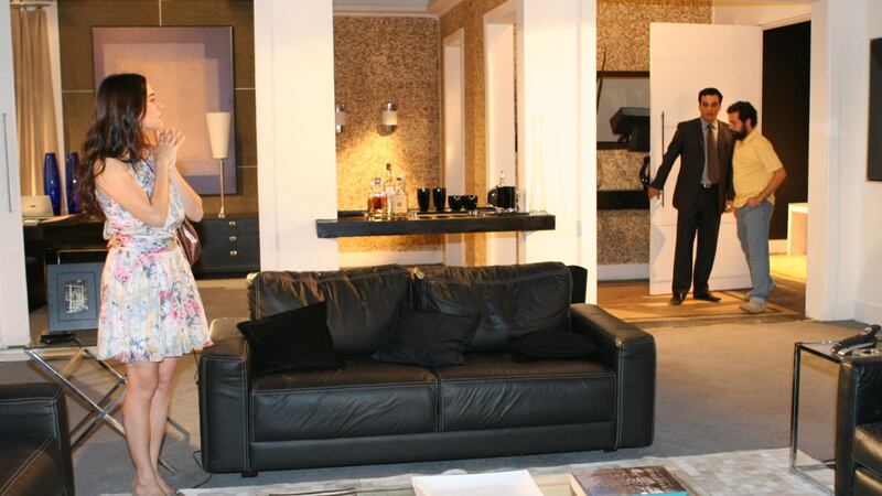 Paula, protagonista da novela Paraíso Tropical, descobre que Bebel caiu em armação de Olavo e Jarbas