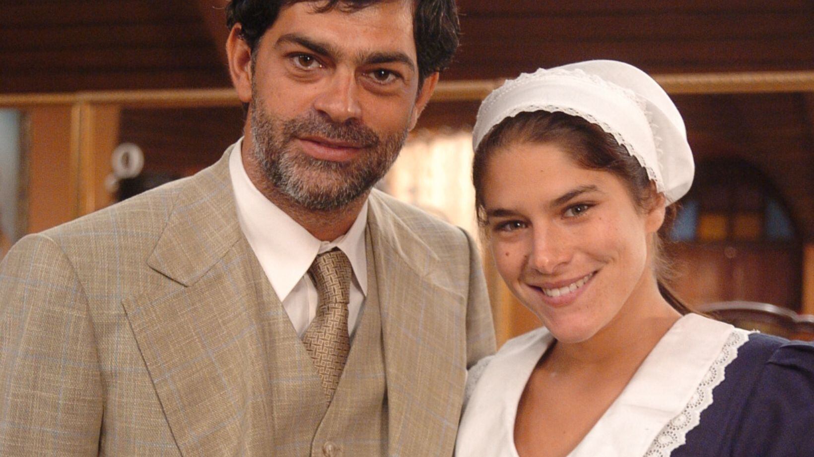 No final de Alma Gêmea, Serena (Priscila Fantin) não suporta a morte de Rafael (Eduardo Moscovis)