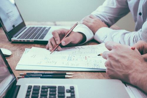 Alta do custo de vida impacta na rotina dos brasileiros no mercado de trabalho, diz pesquisa