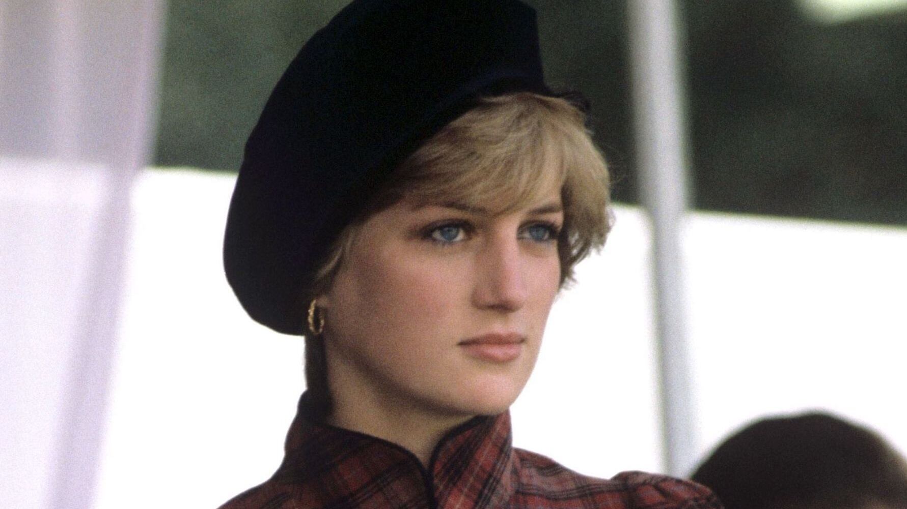 De todos os momentos dolorosos que Diana passou em seu casamento, talvez um dos que mais a machucaram foi ela ter descoberto jóias gravadas para a então amante, Camilla, dias antes do seu casamento com Charles.