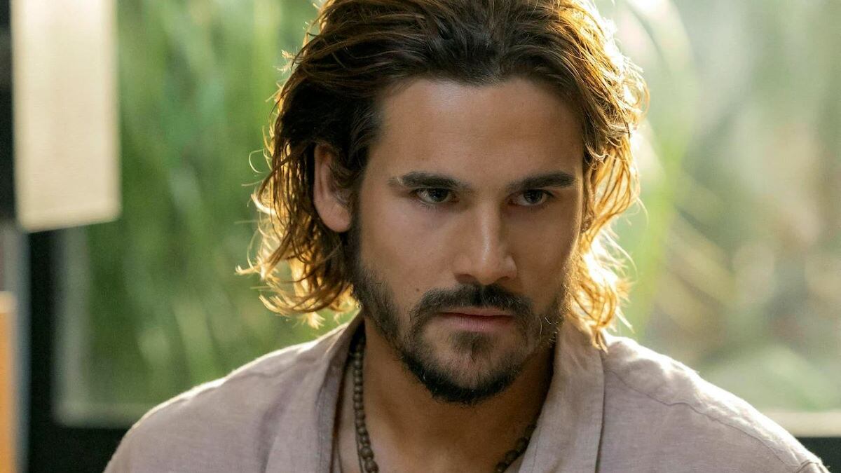 Rudá (Nicolas Prattes) escapa da cadeia por um buraco que dá direto num dos dutos em cena de Mania de Você