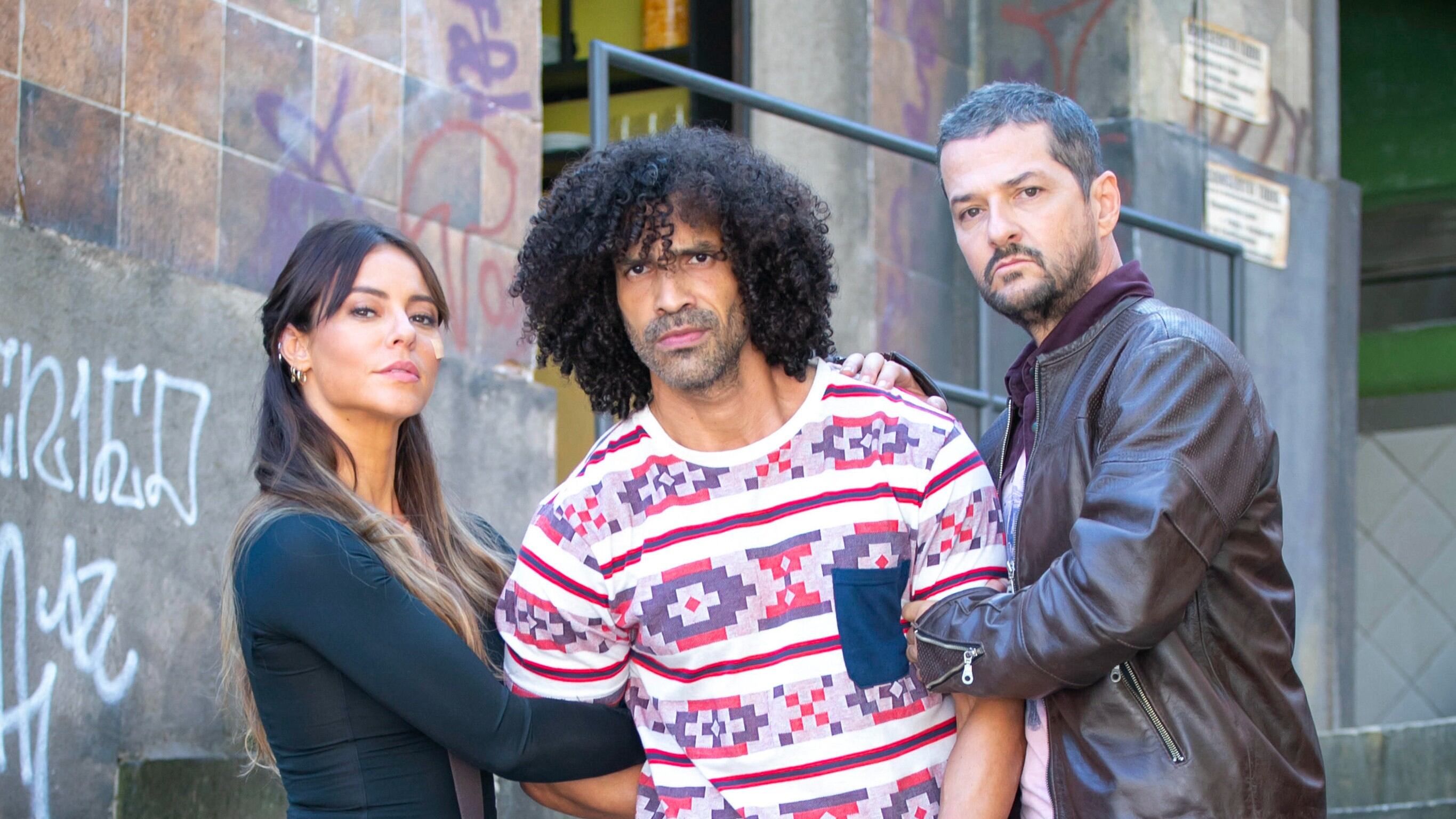 Baby (Fabio Alavez) é cercado por Pat (Paolla Oliveira) e Moa (Marcelo Serrado) em Cara e Coragem