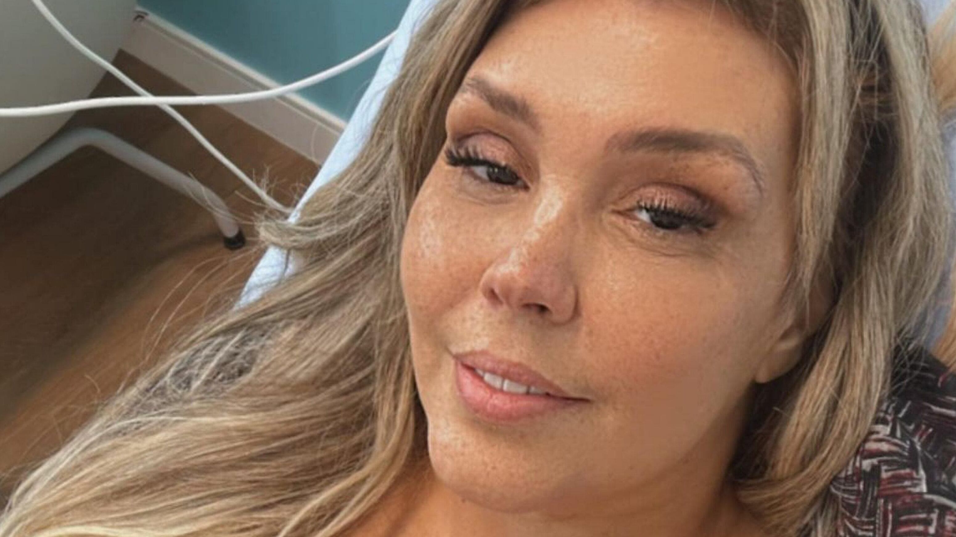 Mesmo após o diagnóstico de cura, Simony volta ao hospital para tratamento de remissão do câncer no intestino