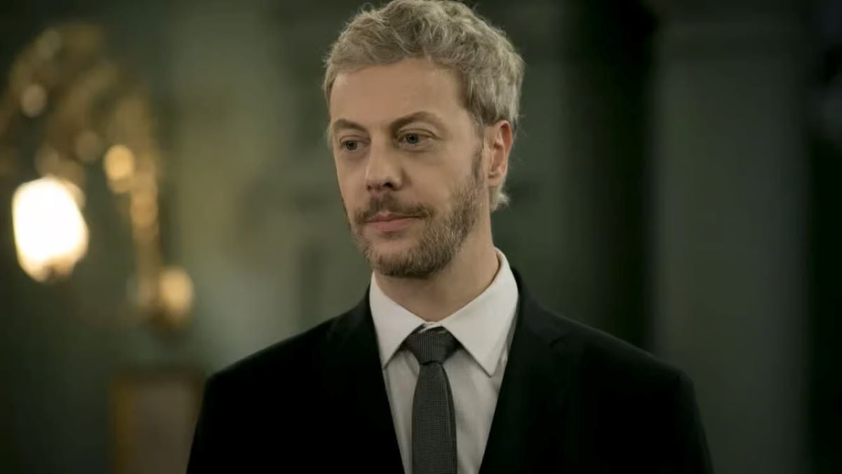 Marco (Guilherme Weber) descobre quem é a sua mãe após receber as pistas de um jardineiro que trabalhou na mansão de Belisa (Betty Faria) em Volta por Cima