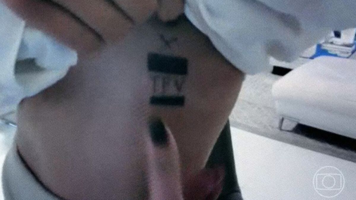 Empresário teria forçado mulher a tatuar suas iniciais