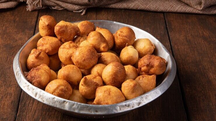 Receita de bolinho de chuva da vovó ideal para comer quentinho nos dias frios