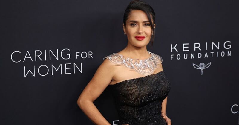 Salma Hayek y la falda plateada de cuero que será tendencia en diciembre 2024 ¿Cómo usarla a los 50?