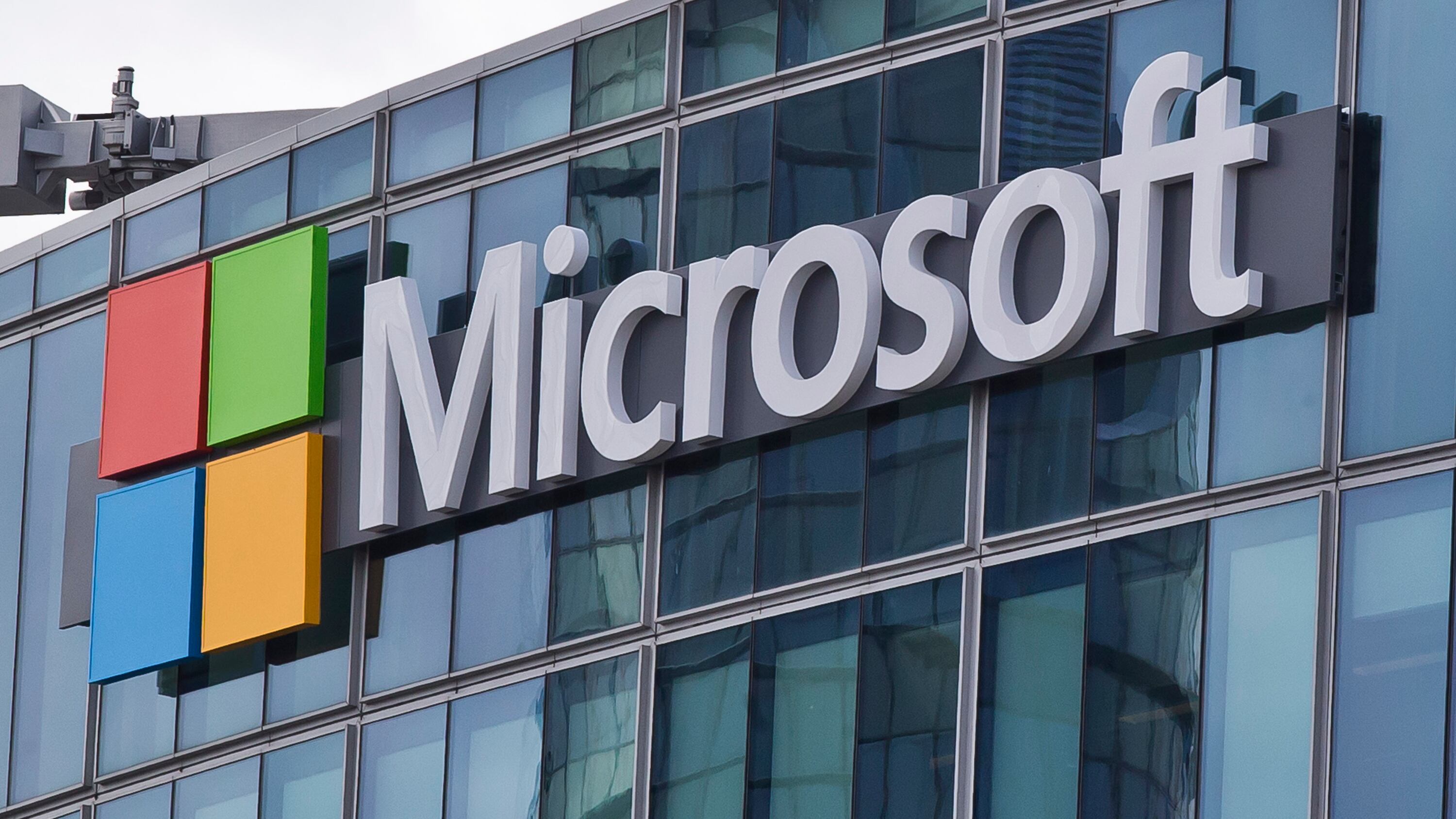 Miles de usuarios reportan fallas que afectan servicios de Microsoft, incluyendo Outlook