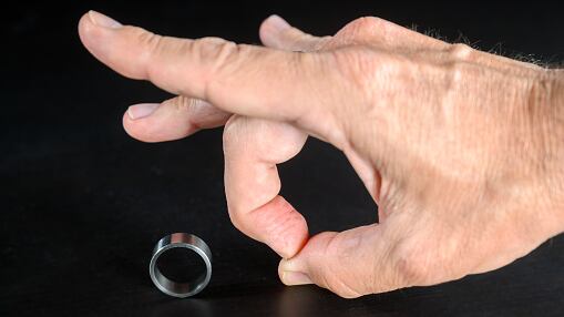 Su esposa le dijo que se tomó el día por “salud mental” y la encontró con otra mujer en su cama