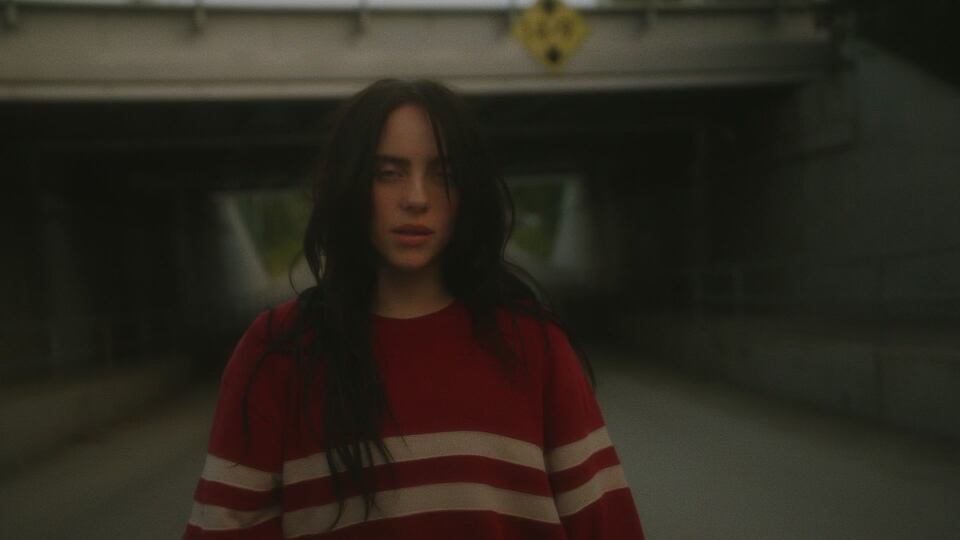 Billie Eilish plasma sus miedos a través del video de “CHIHIRO”