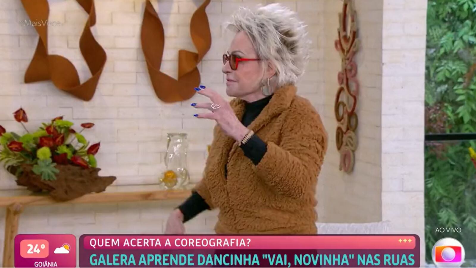 Ana Maria dançando o hit 'Vai, novinha' durante o matinal de hoje