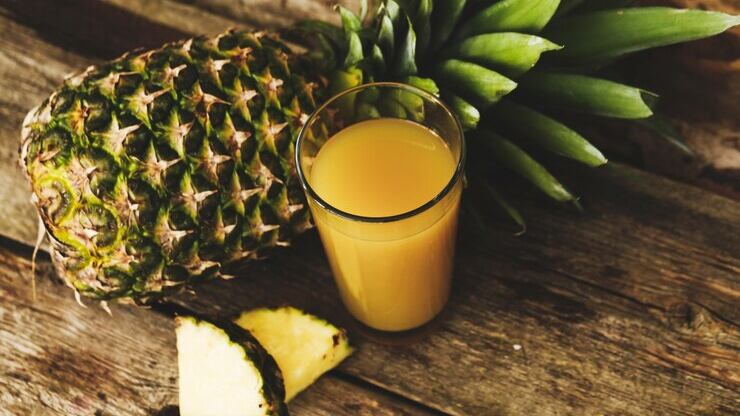 Com abacaxi e pepino: o suco caseiro delicioso que ajuda a emagrecer