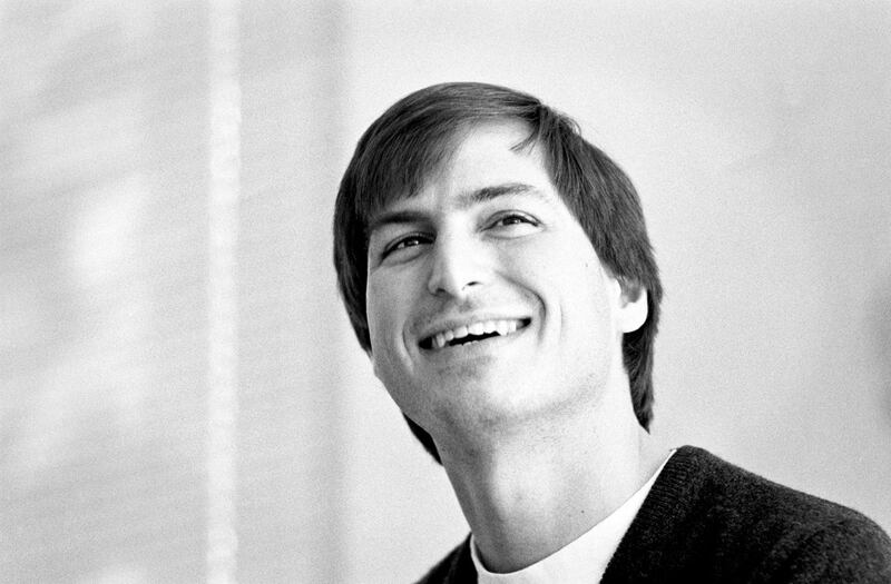 ¿Alguna vez se han imaginado cómo olía Steve Jobs? Su biografía oficial aborda ese tema en su fase de Atari antes de fundar Apple.