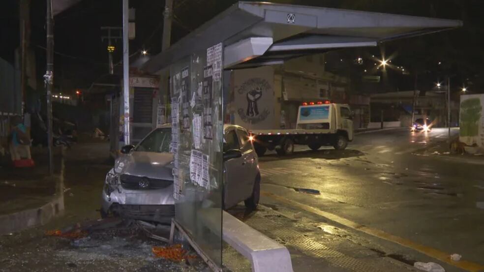 Ladrões invadem ponto de ônibus e atropelam pedestres