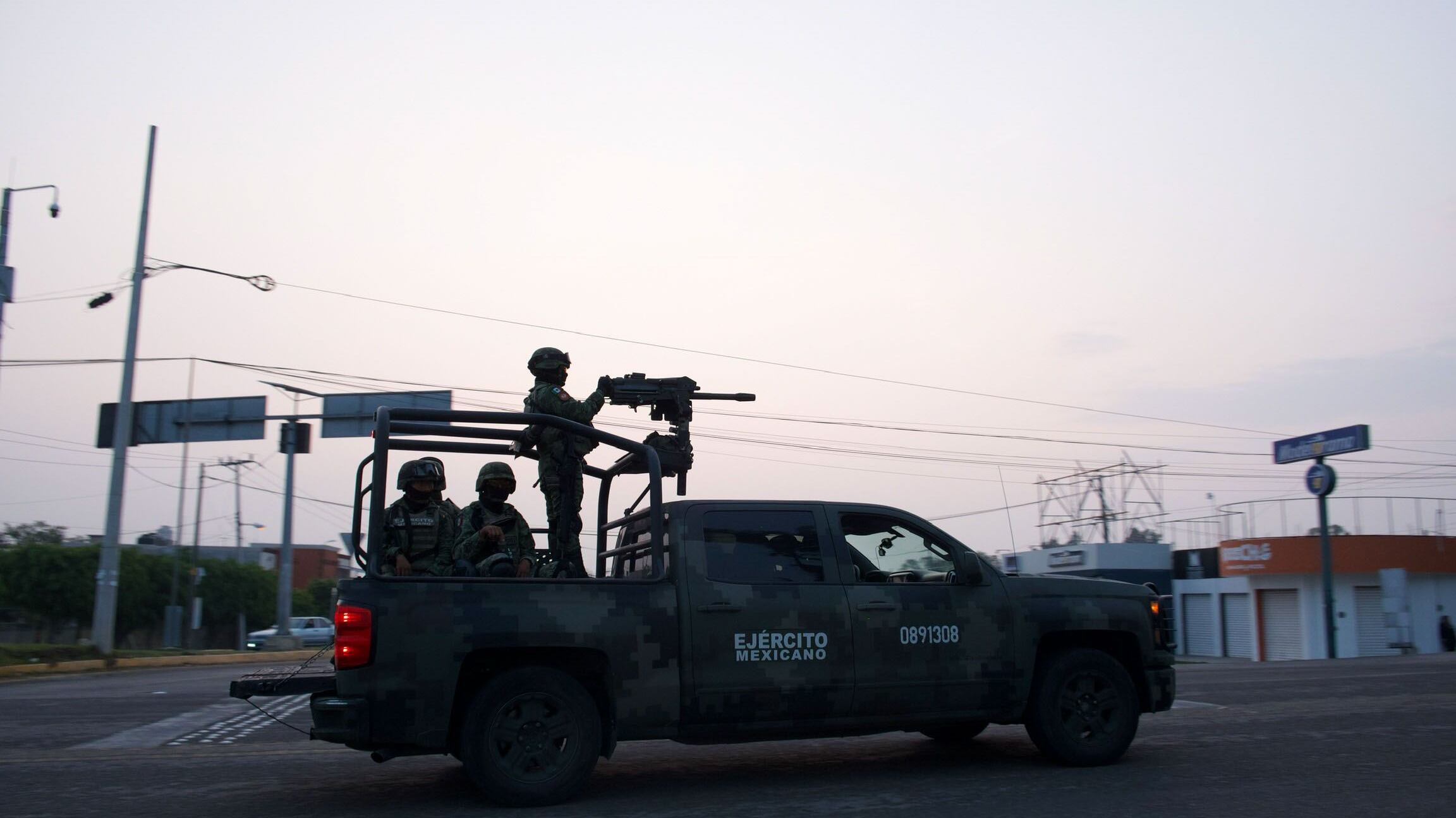 FRONTERA COMALAPA, CHIAPAS, 30MAYO2023.- Arrancó el Despliegue de Fuerza de Tareas dirigido por la SEDENA acompañado por la Guardia Nacional, Policía Estatal y Municipal rumbo a la región que ha sido azotada por la violencia entre grupos armados en incremento desde el año 2021 en comunidades fronterizas a Guatemala. El día 22 de Mayo del presente año estos grupos se han enfrentado sin descanso y con armamentos cada vez más altos, lo cual obligó a la población a desplazarse para salvaguardar sus vidas. Al entrar al municipio el convoy dirigido por el ejército nacional estos se encaminaron al ejido Joaquín Miguel Gutierrez, donde se encontraron con pobladores de la región y estos les impidieron el paso argumentando que el problema y la violencia está en la cabecera municipal y otros poblados. Después de un tiempo de diálogo sin acuerdos, el ejército empezó a avanzar a lo cual los pobladores respondieron con palos y piedras negando la entrada, elementos del ejército lanzaban bombas de gas lacrimógeno y las piedras de regresó para seguir con su incursión a la comunidad.
FOTO: ISABEL MATEOS /CUARTOSCURO.COM