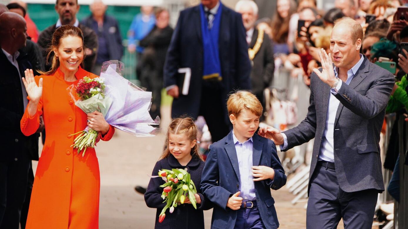 Segundo fontes relataram ao Daily Mirror anteriormente, a Rainha Elizabeth II teria tido “várias conversas” com o príncipe William pedindo que ele “parasse de voar, principalmente com mau tempo”, em meio a temores de que um acidente pudesse ameaçar a linha de sucessão.