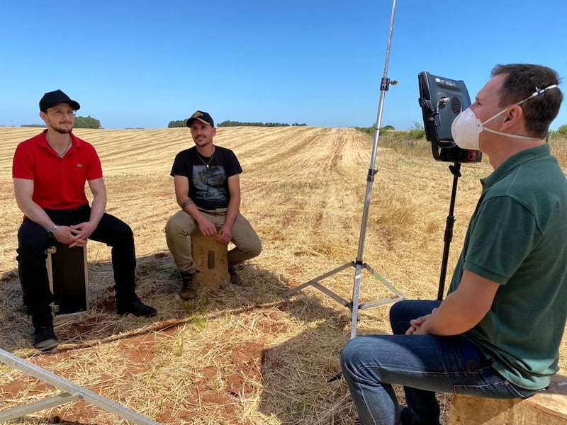Marcelo Canellas entrevista os irmãos sobreviventes da tragédia Delvani Brondani Rosso e Jovani Brondani Rosso (da esquerda para direita)