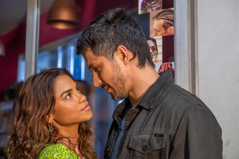 Em "Travessia", Oto (Romulo Estrela) localiza Brisa (Lucy Alves) em Vila Isabel e vai ao seu encontro