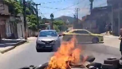 Moradores protestam após garoto de 3 anos desaparecer em Belford Roxo, RJ.