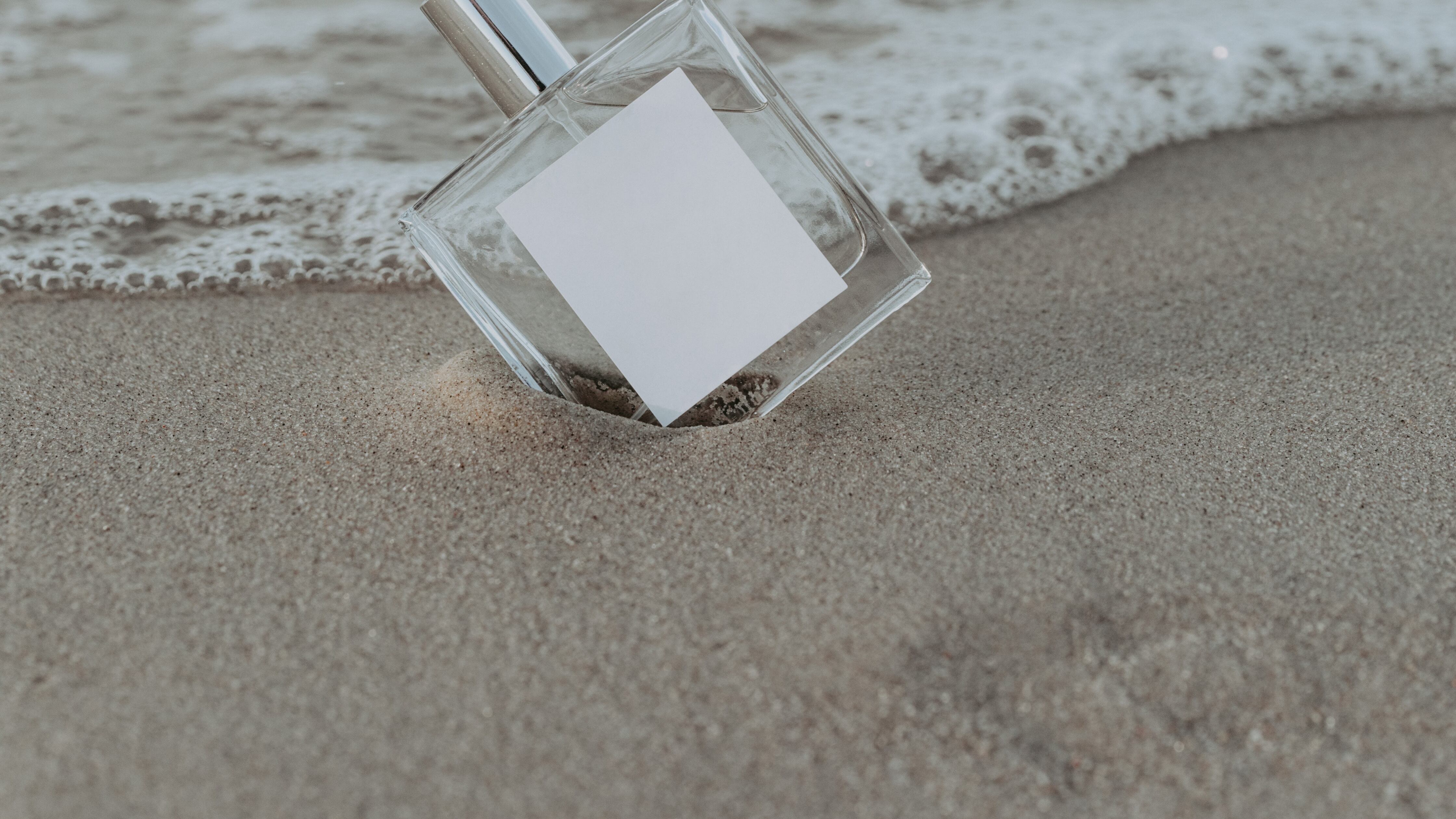Frasco de perfume na praia