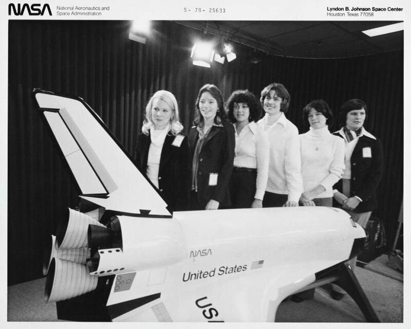 Las 6 primeras astronautas de la NASA.