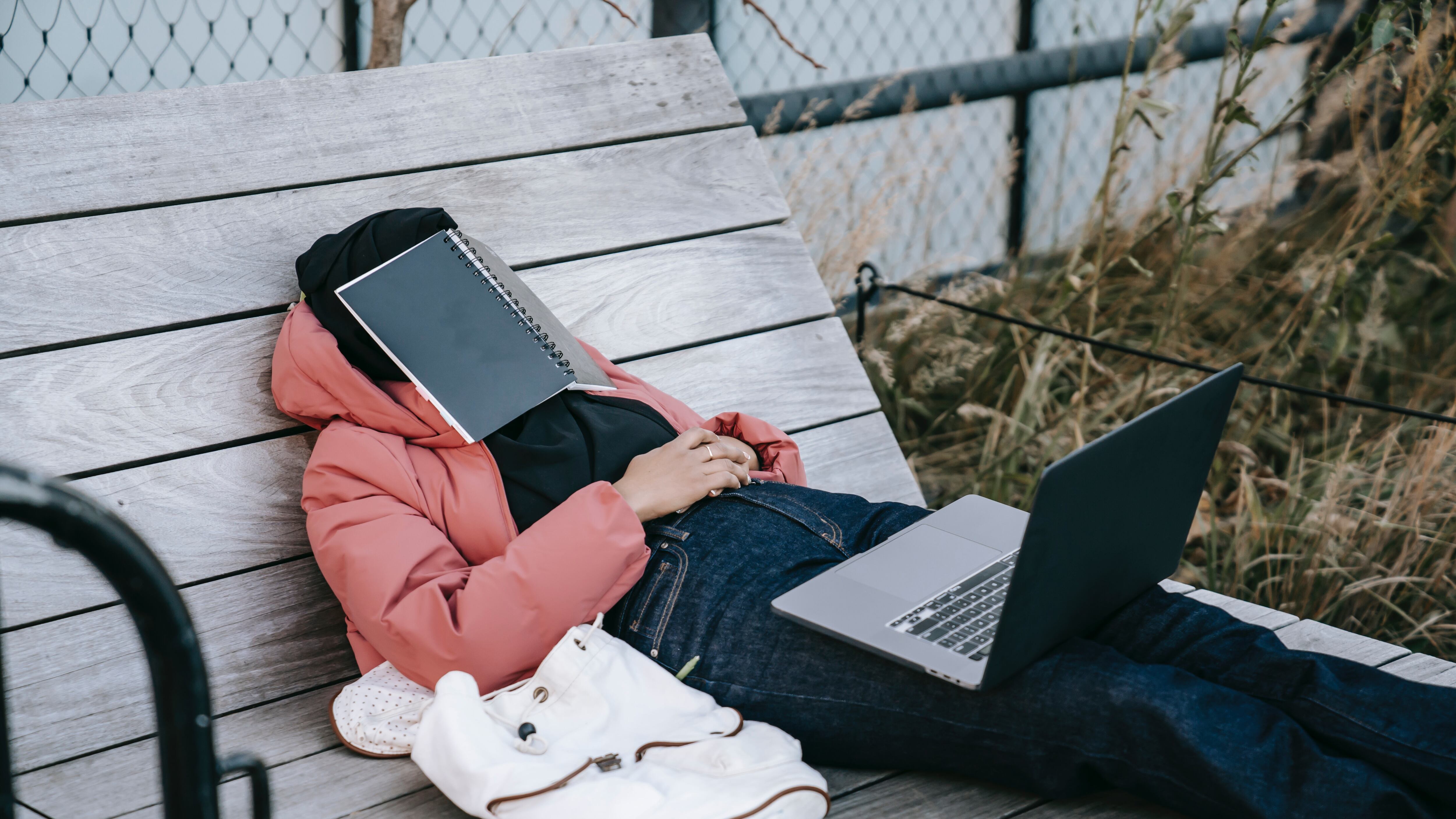 Cochilo pós almoço engorda? Descubra no texto