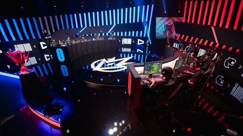 LOUD e FURIA se enfrentam nos playoffs do CBLOL.