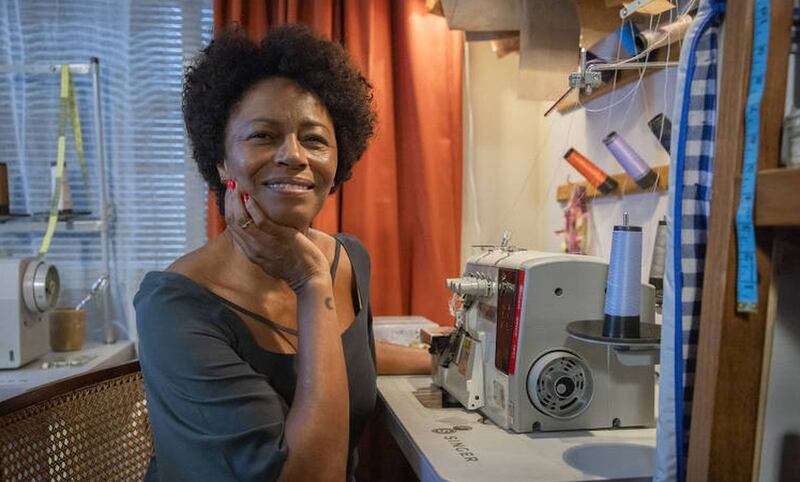 Edvana Carvalho caraterizada como Eunice, uma costureira bem-sucedida na novela Vale Tudo, adaptada por Manuela Dias