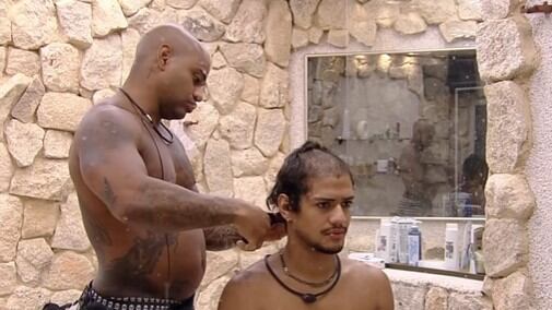 Cezar corta cabelo de Gabriel Santana