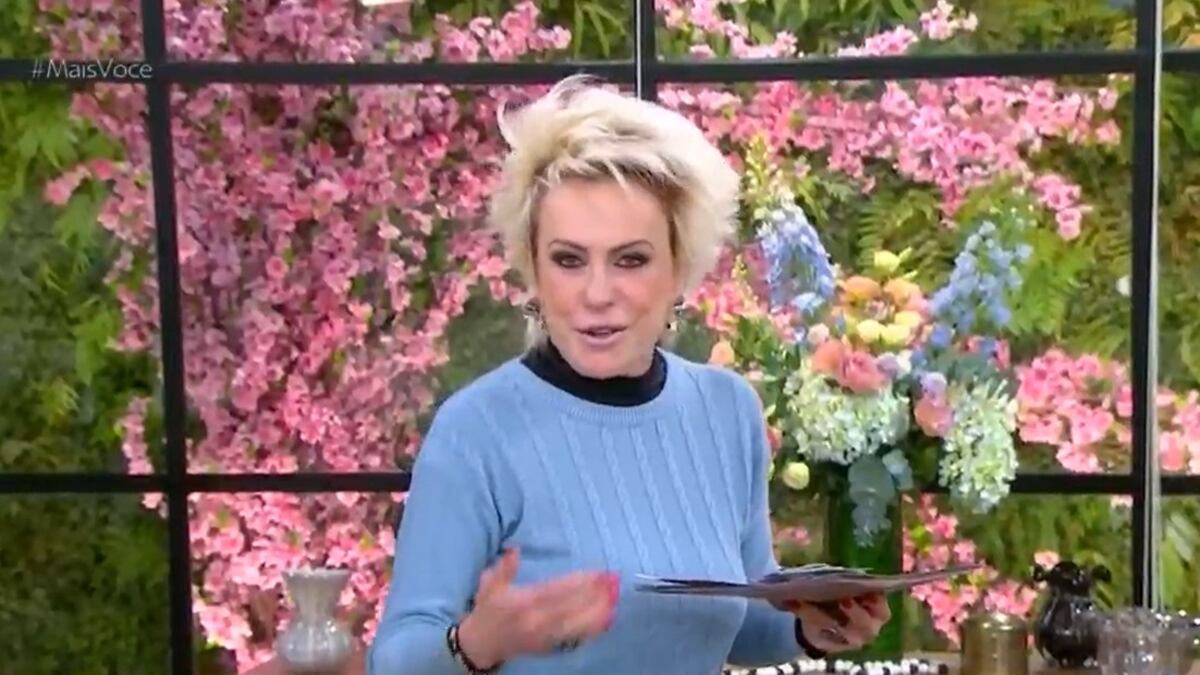 Ana Maria Braga ganha álbum da Copa do Mundo e mostra figurinha dourada no "Mais Você"