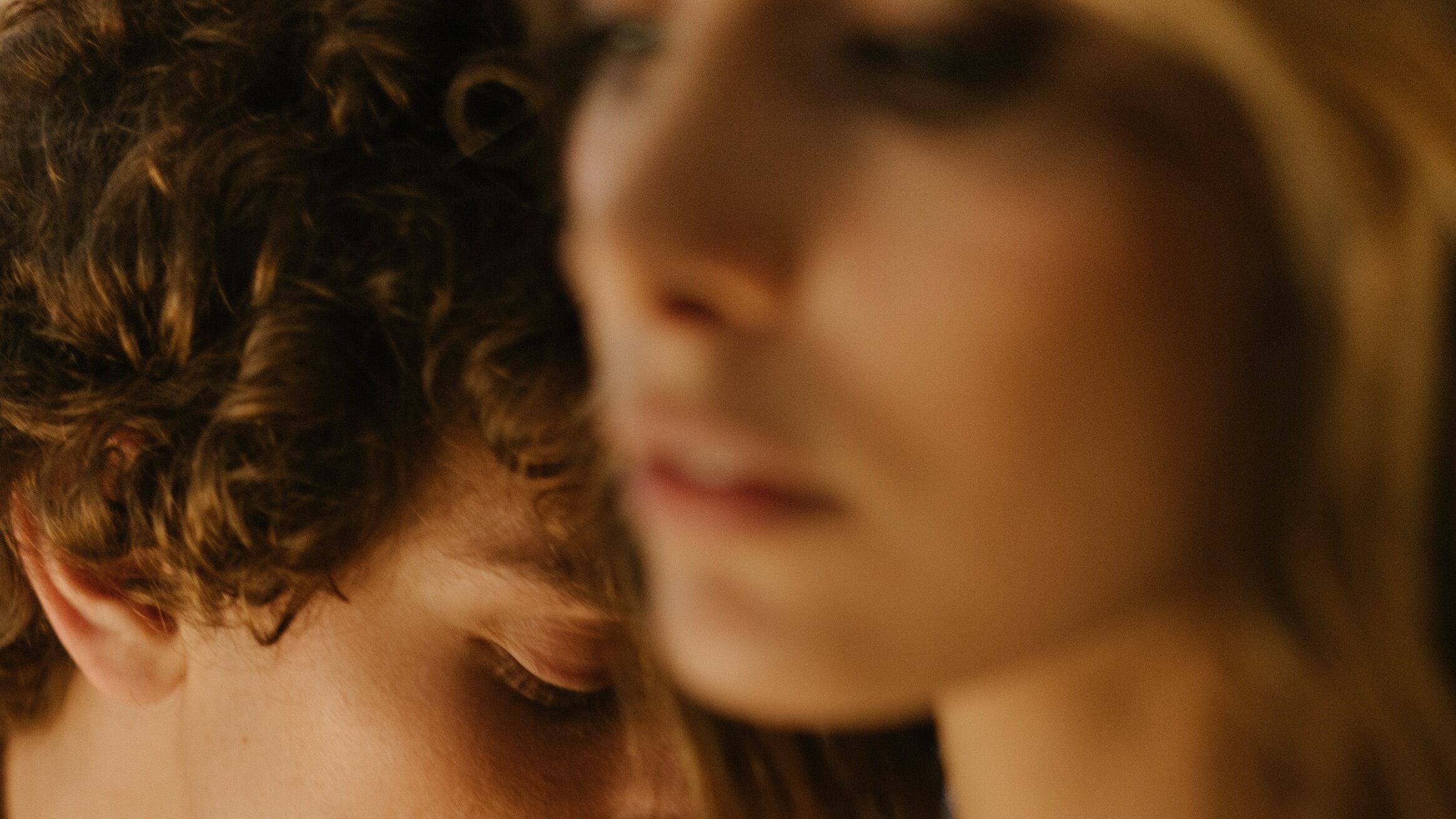 Homem dando beijo em ombro da companheira